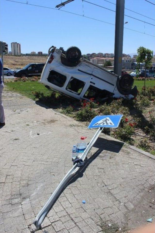 2 Otomobil &Ccedil;arpıştı: 3 Yaralı 3