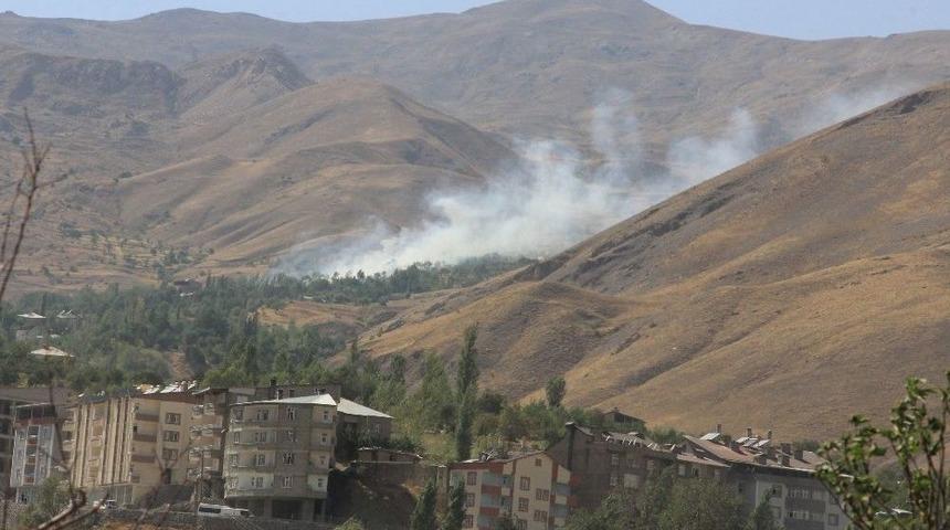 Hakkari Merzan&rsquo;da &Ccedil;ıkan Yangın Korkuttu
