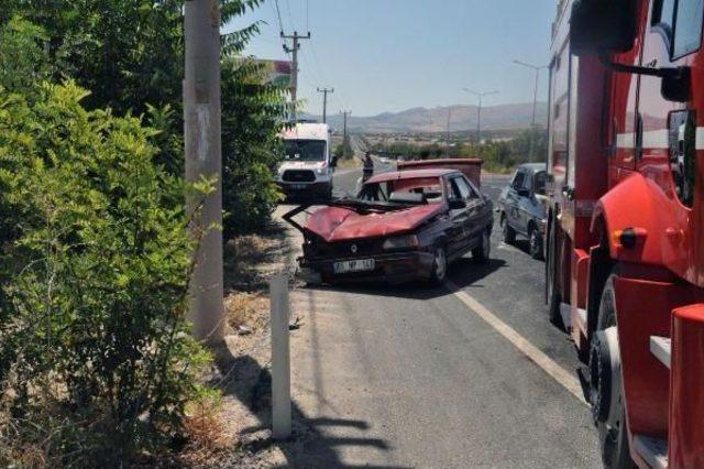 Elazığ'da Iki Otomobil Çarpıştı: 2’Si Ağır 6 Yaralı