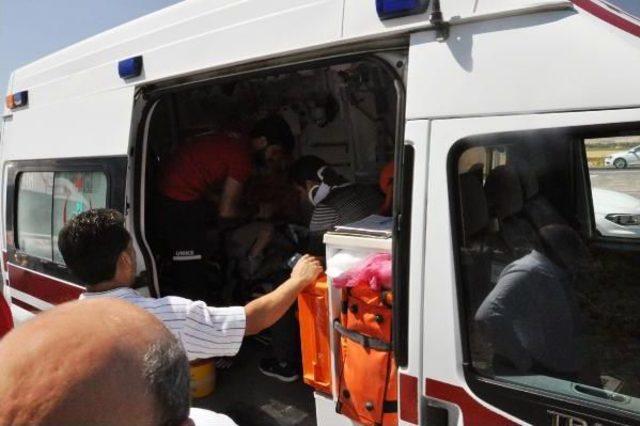 Elazığ'da Iki Otomobil Çarpıştı: 2’Si Ağır 6 Yaralı