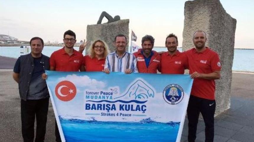 'barış' I&ccedil;in Manş Denizi'ni Y&uuml;zerek Ge&ccedil;tiler