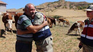 Çalınan Hayvanlarını Bulan Jandarmalara Böyle Sarıldı