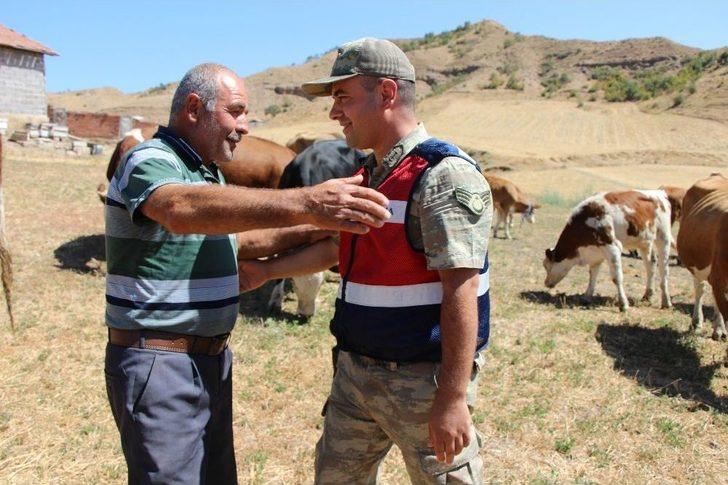 Çalınan Hayvanlarını Bulan Jandarmalara Böyle Sarıldı G1