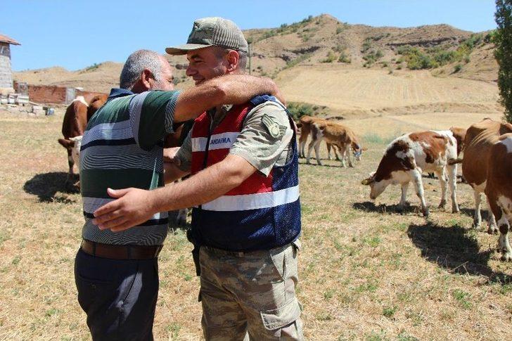 Çalınan Hayvanlarını Bulan Jandarmalara Böyle Sarıldı G2