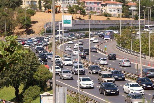 İstanbul’da Bayram Ziyaretleri Trafik Yoğunluğunu Geri Getirdi