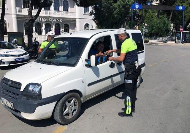 Trafikçilerden Ceza Yerine Şeker