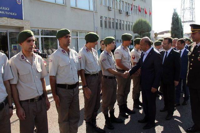 Başbakan Yardımcısı Işık, Askerlerle Bayramlaştı 1