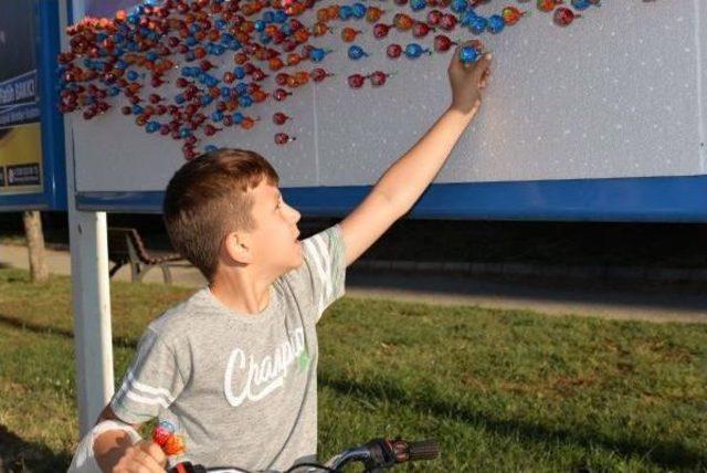 &Ccedil;ocuklar I&ccedil;in Billboardlara Şeker Konuldu 2