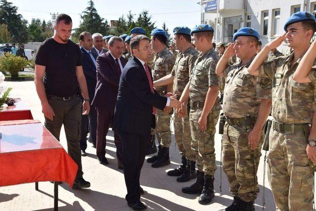 Kaymakam &Ccedil;imşit Askerlerle Bayramlaştı 2