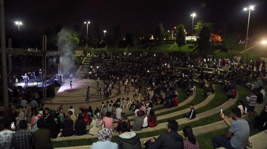 Poyraz, Sevilen Şarkılarını Sultanbeylililer İ&ccedil;in S&ouml;yledi