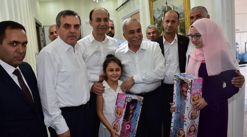 Bakan Fakıbaba Şehit Aileleriyle Bayramlaştı