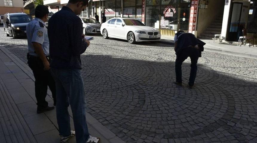 Annesinin Elini Bırakıp Karşıya Ge&ccedil;erken Otomobilin Altında Kaldı