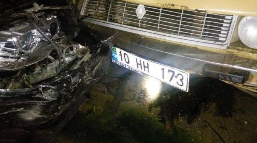 Balıkesir'de Kaza: 4 &Ouml;l&uuml; 3 Yaralı