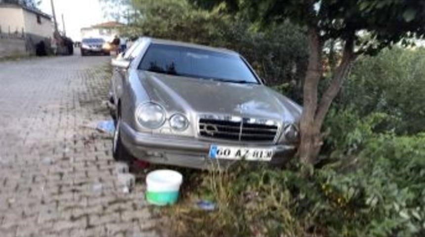 El Freni &Ccedil;ekilmeyen Otomobil Faciaya Neden Oldu: 1 &Ouml;l&uuml;, 1 Yaralı