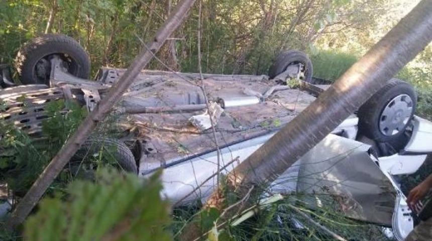 Amasya'da Otomobil Şarampole Yuvarlandı: 5 &Ouml;l&uuml;