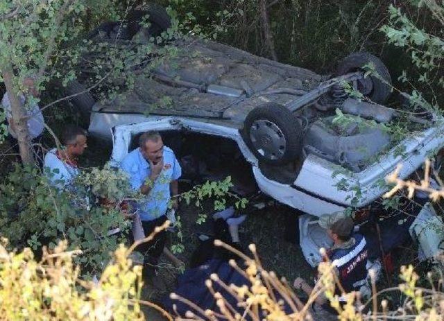 Amasya'da Otomobil Şarampole Yuvarlandı: 5 Ölü