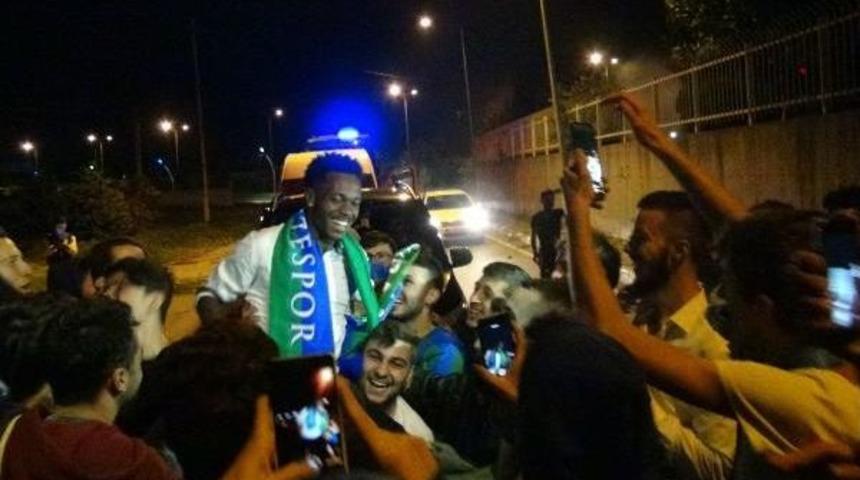 Rize'de, Brezilyalı Futbolcuya G&ouml;rkemli Karşılama