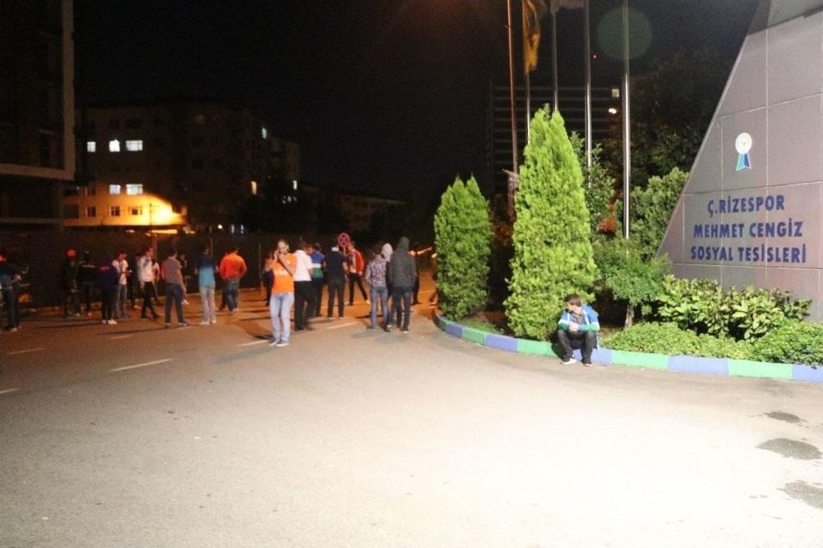 Rize&rsquo;de, Sambacı Futbolcuya Meşaleli Karşılama