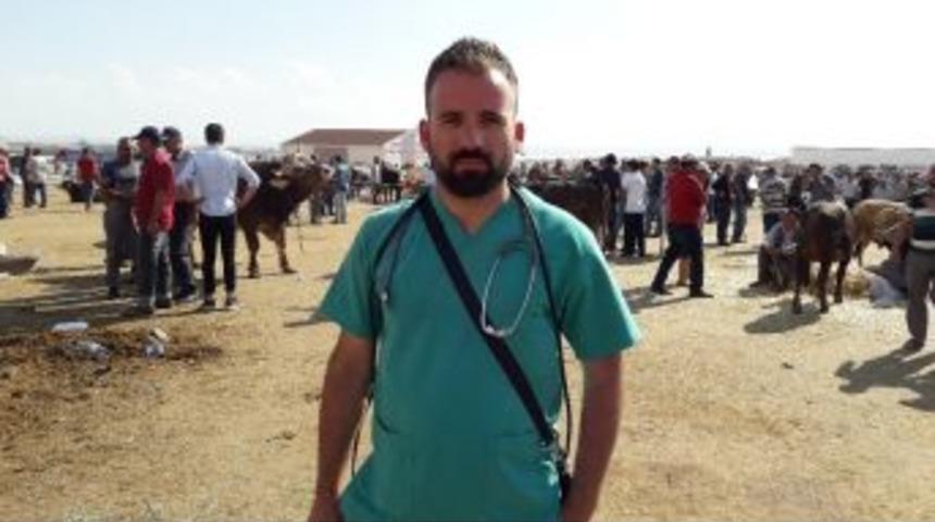 Ticaret Borsası Veterineri S&uuml;leyman &Ouml;z&ccedil;i&ccedil;ek: &ldquo;kurbanlık Hayvanın İ&ccedil; Organlarını Hayvanlara Vermeyin&rdquo;