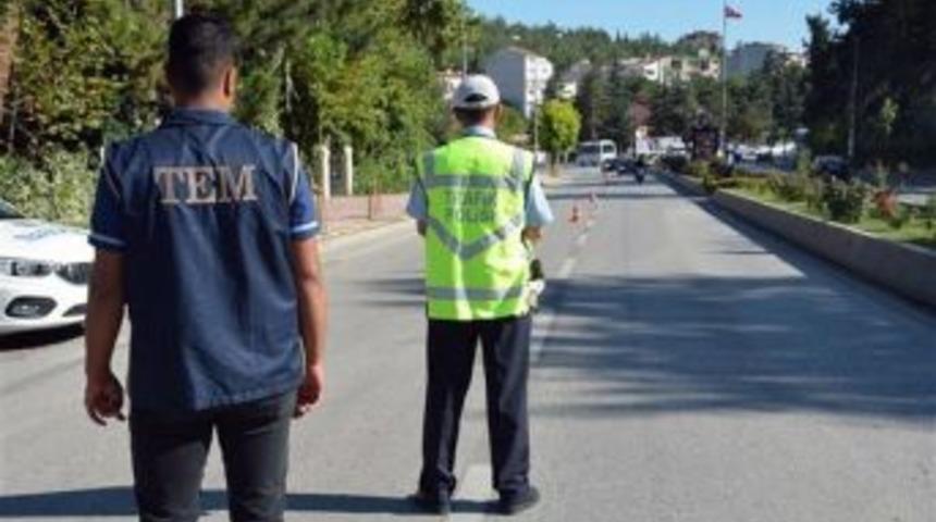 Bilecik&rsquo;te Yapılan Uygulamada 3 Ara&ccedil; Trafikten Men Edilirken, 7 Araca Da 5 Bin Tl Trafik Cezası Uygulandı