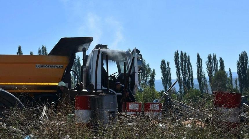Tosya&rsquo;da Park Halindeki Hafriyat Kamyonu Yandı
