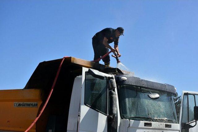 Tosya’da Park Halindeki Hafriyat Kamyonu Yandı