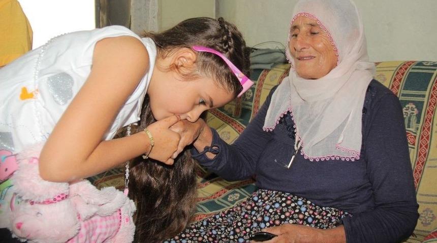 &Ccedil;ocuklar, Bayramda Yalnız Kalan Yaşlıları Unutmadı