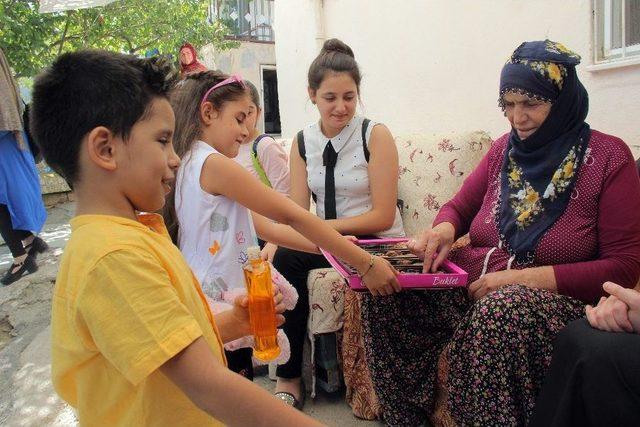 Çocuklar, Bayramda Yalnız Kalan Yaşlıları Unutmadı