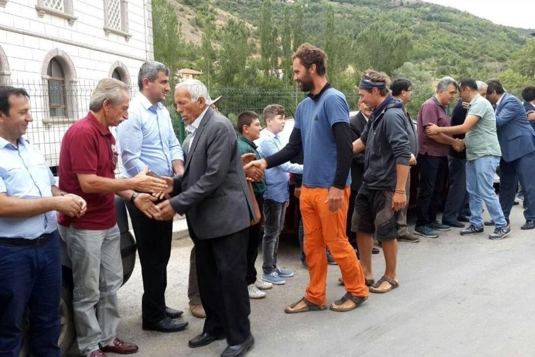 Bisikletle D&uuml;nyayı Geziyorlar, Anadolu İnsanı Y&uuml;z&uuml;nden Turlarını Tamamlayamıyorlar