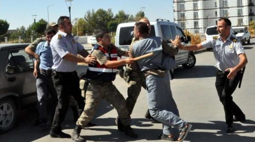 İntihar Girişimini Duyup Gelen Yaralı Yakınları Hastane &Ouml;n&uuml;nde Kavga Etti