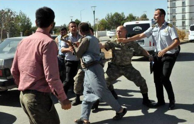 İntihar Girişimini Duyup Gelen Yaralı Yakınları Hastane Önünde Kavga Etti