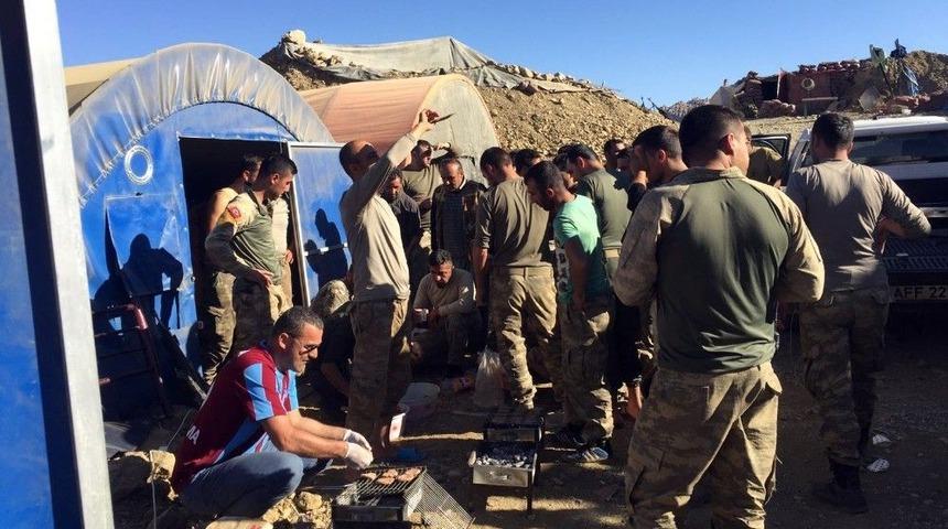 Karadenizli Tır Şof&ouml;r&uuml;nden Mehmet&ccedil;iklere Kato&rsquo;da Ak&ccedil;aabat K&ouml;fte Ziyafeti