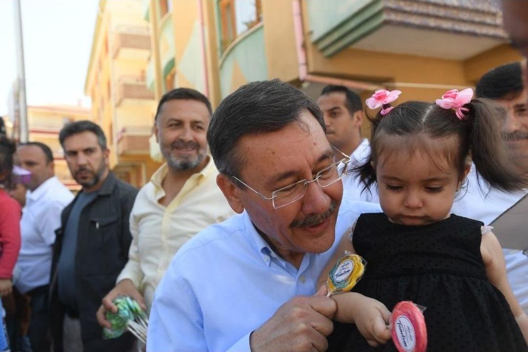 Başkan G&ouml;k&ccedil;ek&rsquo;ten &Ccedil;ocuklara Bayram Hediyesi