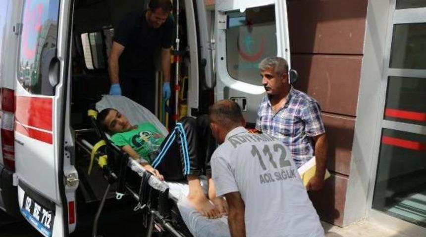 Besni'de Otomobil Devrildi: 1 &Ouml;l&uuml;, 3 Yaralı