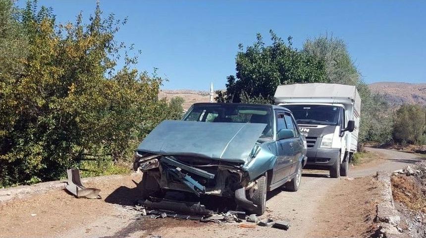 Sivas&rsquo;ta İki Otomobil &Ccedil;arpıştı: 6 Yaralı