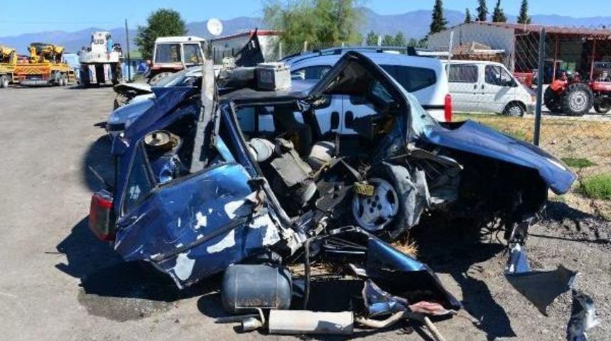 Otomobil Menfeze Çarpıp Takla Attı: 2 Ölü, 4 Yaralı