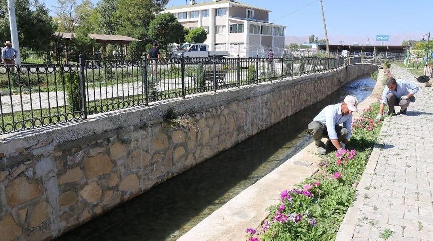 G&uuml;rpınar&rsquo;da Kanal Temizleme &Ccedil;alışması