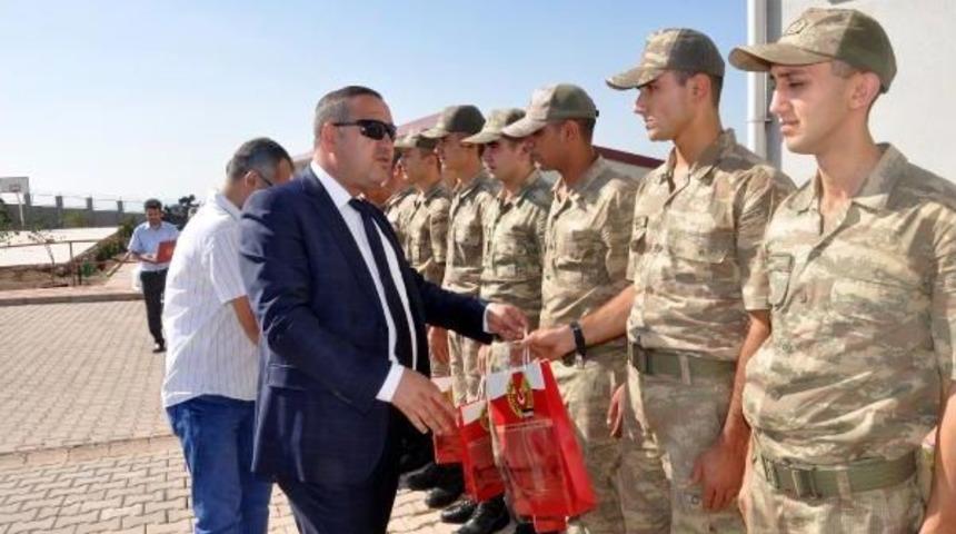 Gazetecilerden Askerlere Bayram Ziyareti