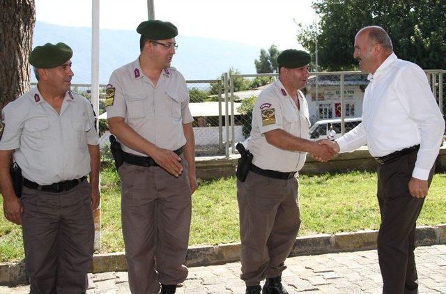 Başkan Ertürk, Bayramda Yaşlılar Ve Şehit Ailesini Unutmadı