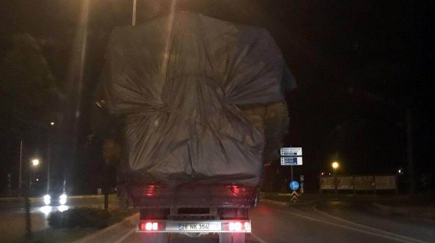 Saman Y&uuml;kl&uuml; Kamyon Trafikte Tehlike Sa&ccedil;tı