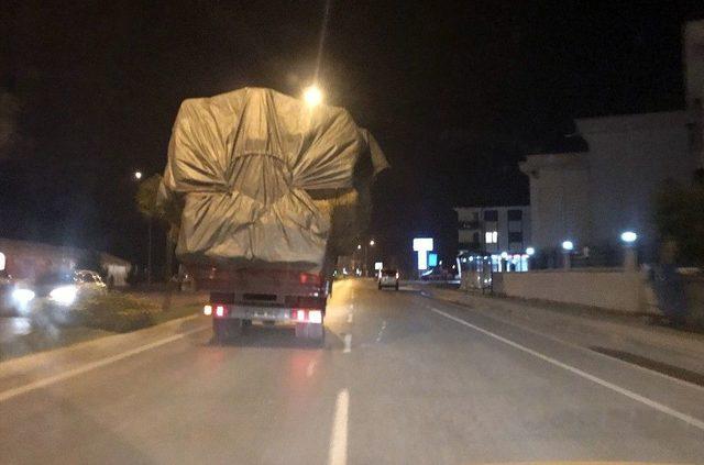 Saman Yüklü Kamyon Trafikte Tehlike Saçtı