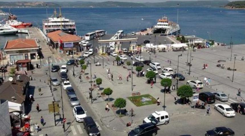 &Ccedil;anakkale Feribot Iskelesinde Tatilcilerin D&ouml;n&uuml;ş Yoğunluğu