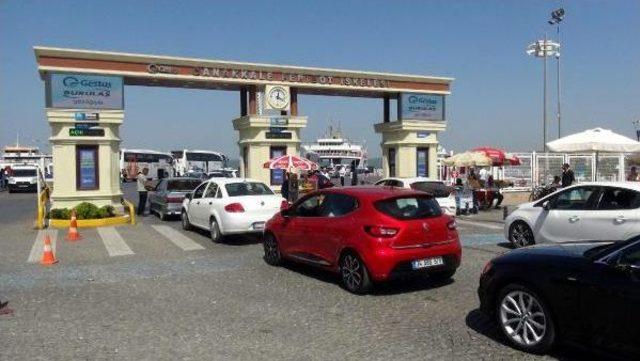 Çanakkale Feribot Iskelesinde Tatilcilerin Dönüş Yoğunluğu