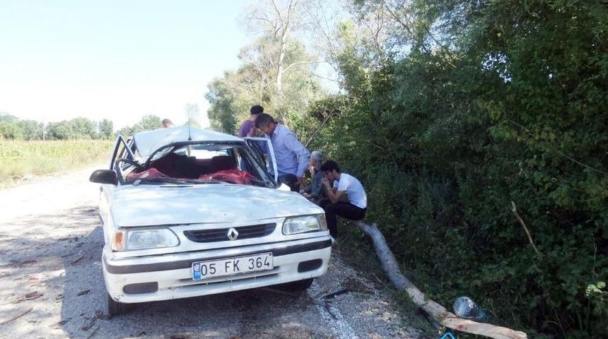 Sinop&rsquo;ta Otomobilin &Uuml;zerine Ağa&ccedil; D&uuml;şt&uuml;: 1 &Ouml;l&uuml;, 2 Yaralı