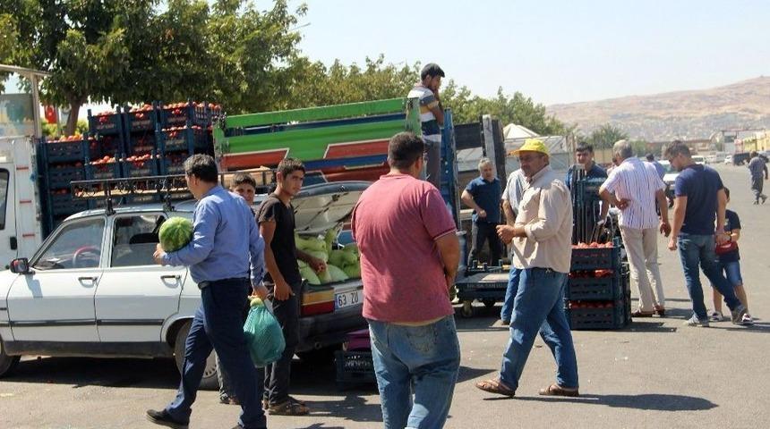Kurban Bayramında Kapanan Hal Pazarı &Uuml;reticiyi Zora Soktu