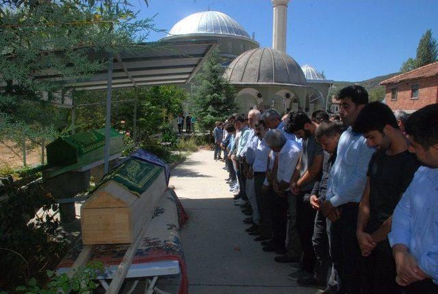 Bayram Tatili Yolculuğunda Ölen Çift Toprağa Verildi 1