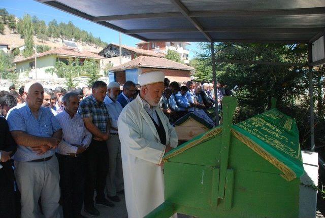 Bayram Tatili Yolculuğunda Ölen Çift Toprağa Verildi 2