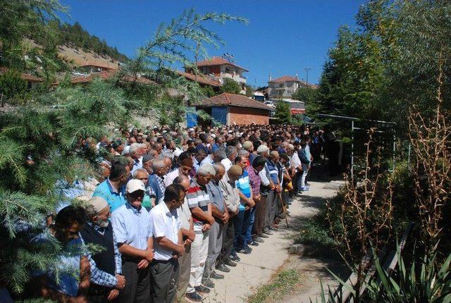 Bayram Tatili Yolculuğunda Ölen Çift Toprağa Verildi 3