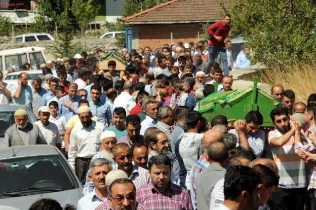 Amasya'daki Kazada Ölen Karı-Koca Toprağa Verildi