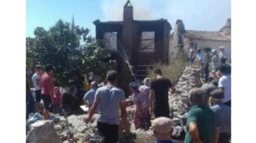 Söke’de Yangın Bir Aileyi Evsiz Bıraktı